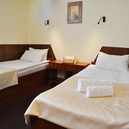 Hotel Tirest Grebiszew Dış mekan fotoğraf