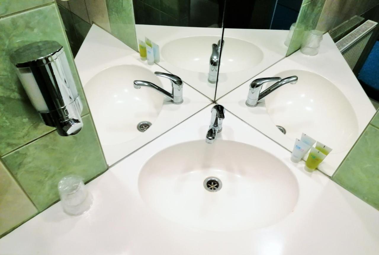 Hotel Tirest Grebiszew Dış mekan fotoğraf