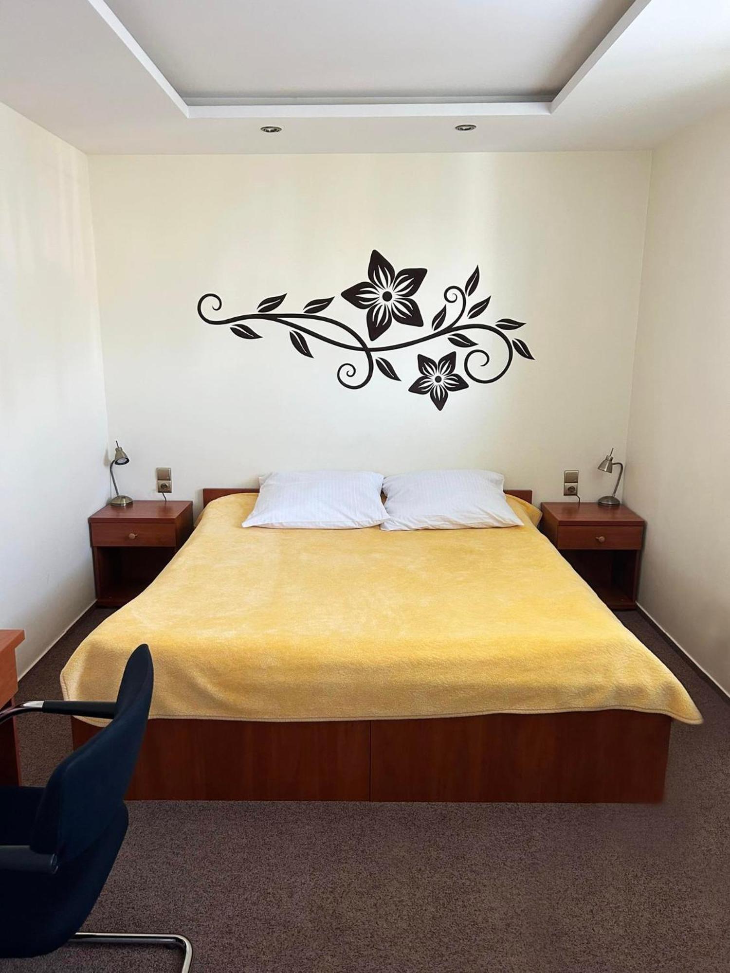 Hotel Tirest Grebiszew Dış mekan fotoğraf