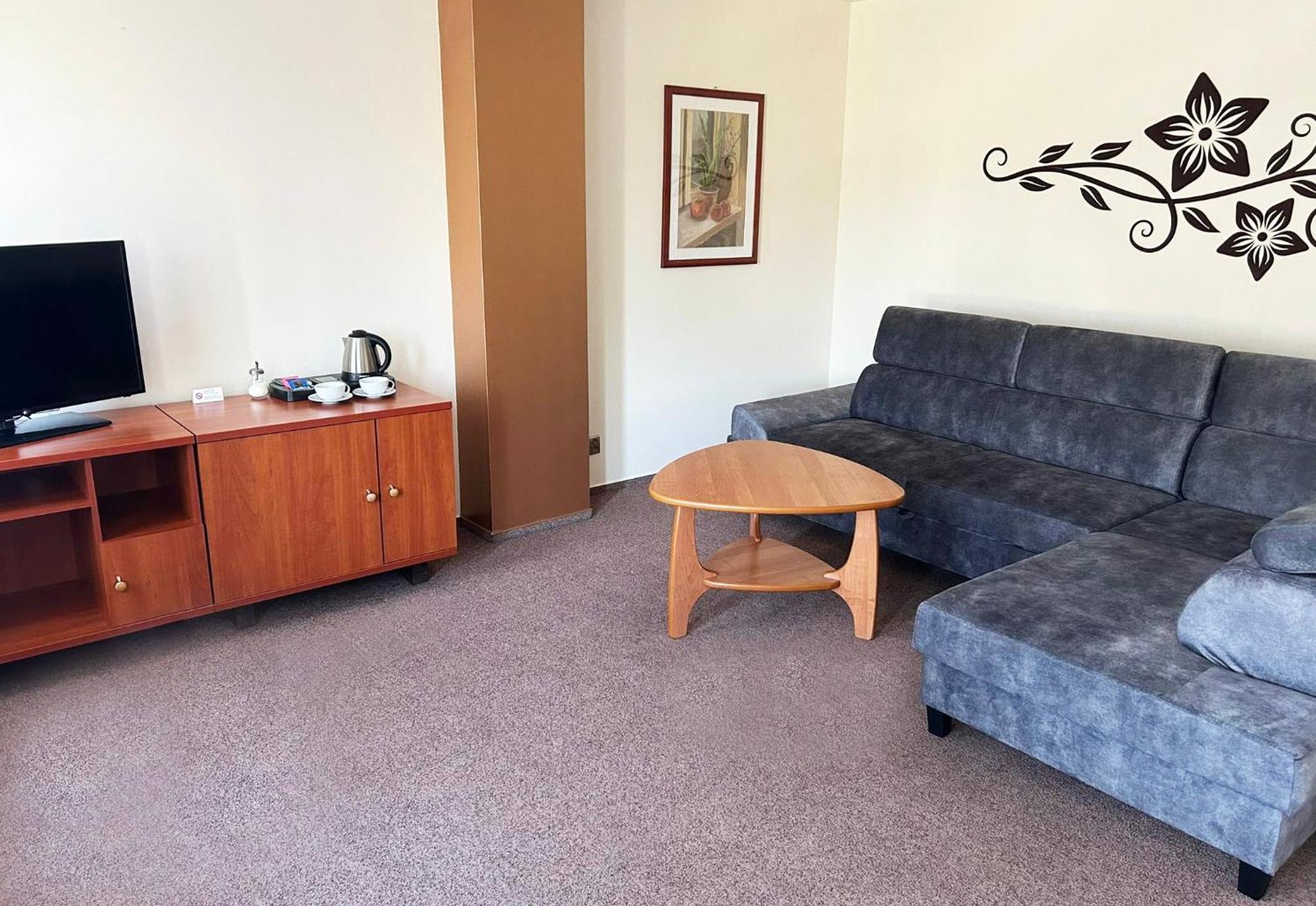 Hotel Tirest Grebiszew Dış mekan fotoğraf