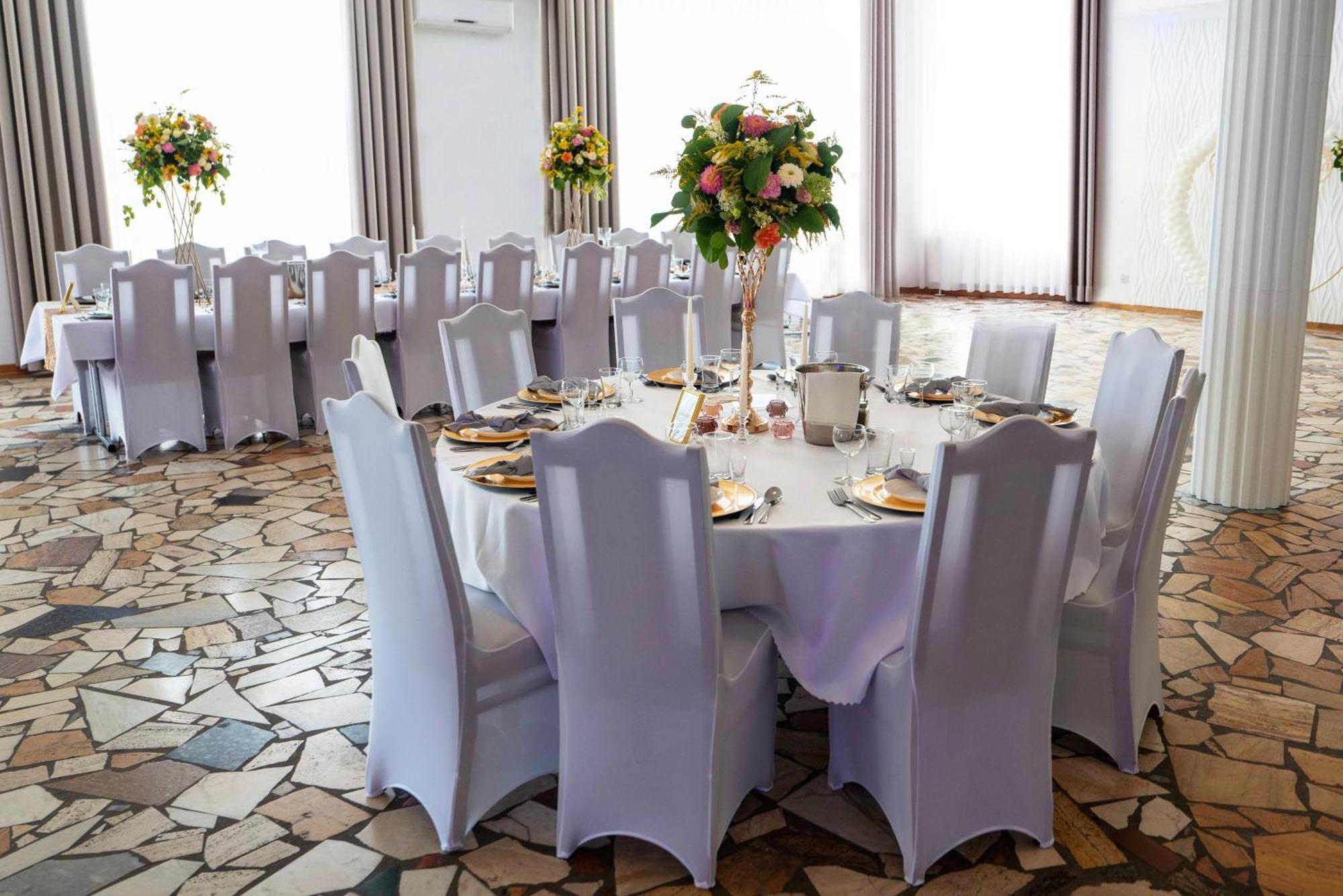 Hotel Tirest Grebiszew Dış mekan fotoğraf