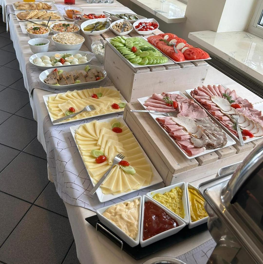 Hotel Tirest Grebiszew Dış mekan fotoğraf