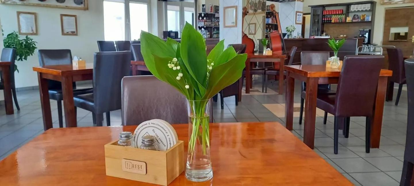 Hotel Tirest Grebiszew Dış mekan fotoğraf