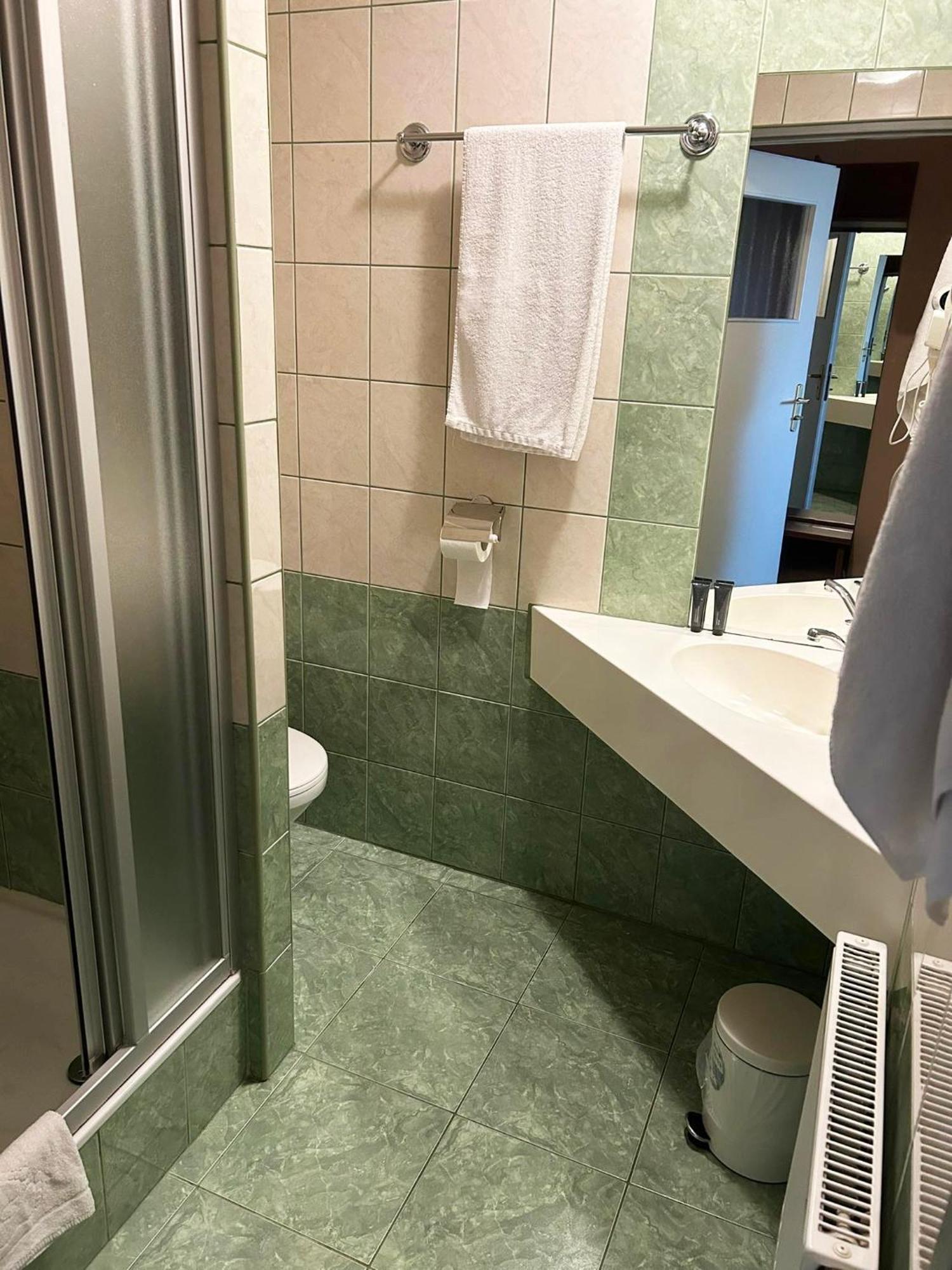 Hotel Tirest Grebiszew Dış mekan fotoğraf