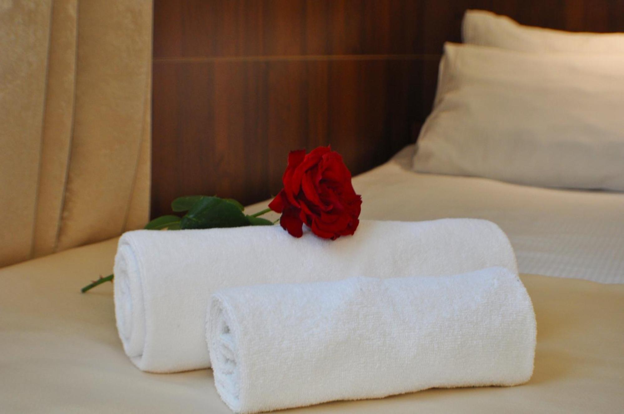 Hotel Tirest Grebiszew Dış mekan fotoğraf