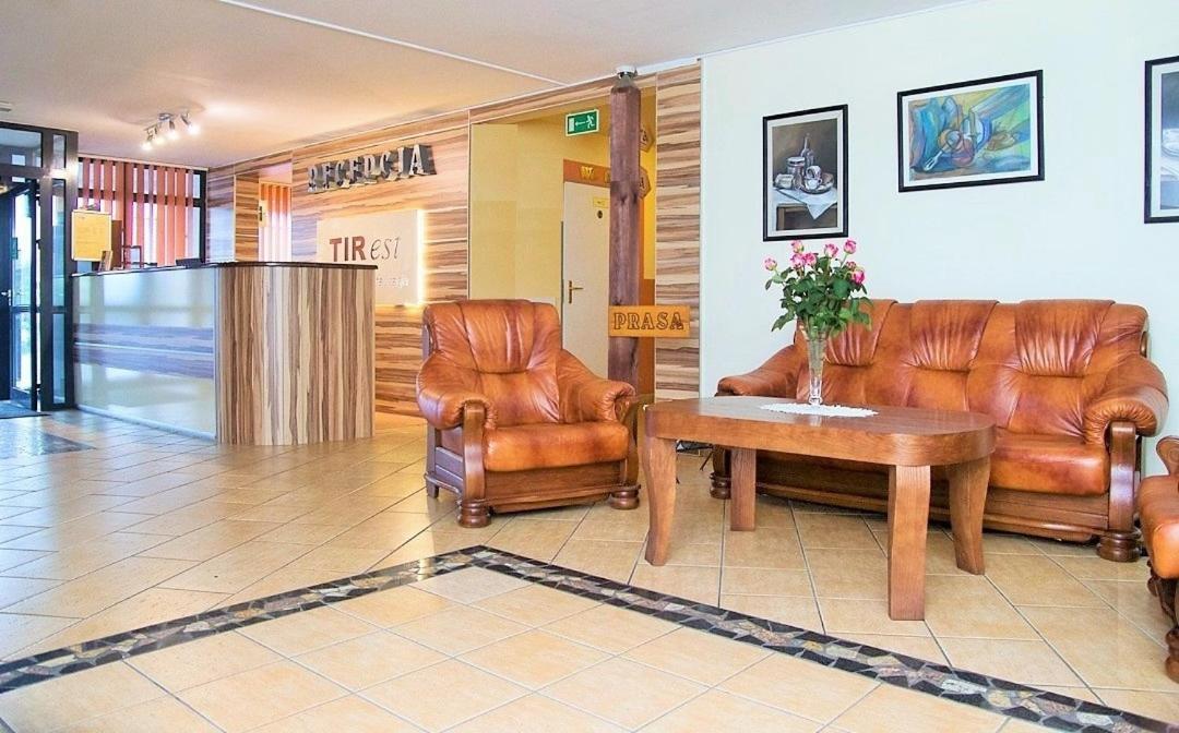 Hotel Tirest Grebiszew Dış mekan fotoğraf